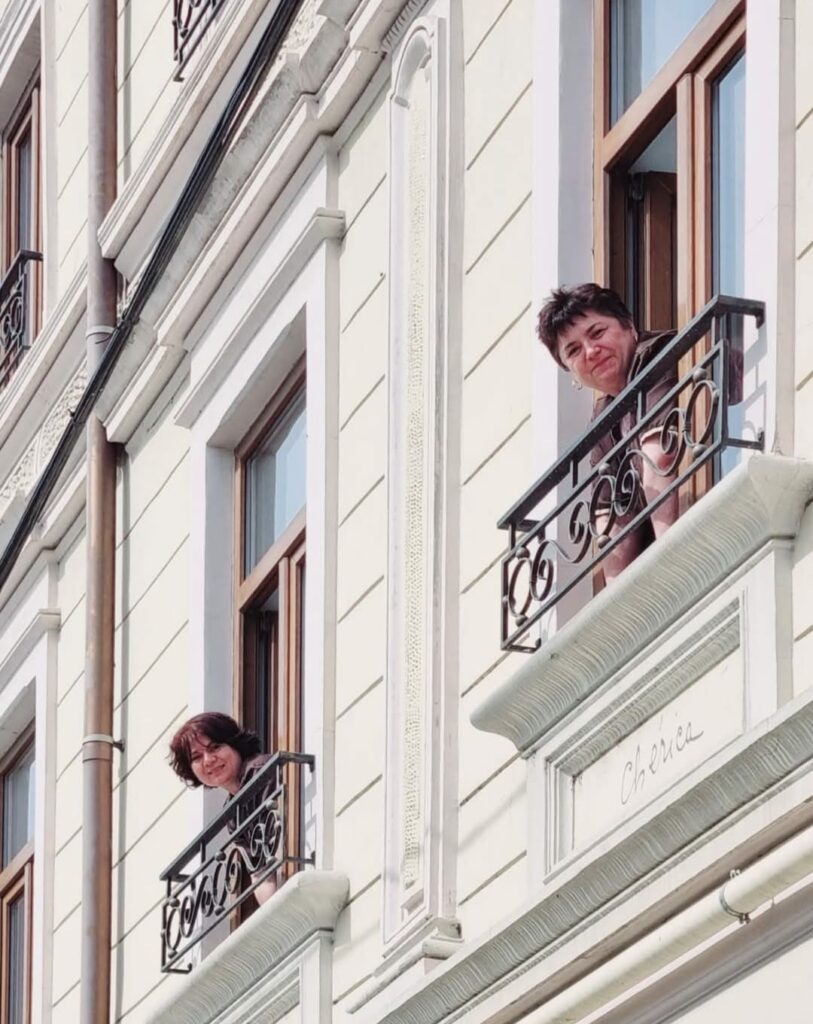 două persoane se uită de pe un balcon