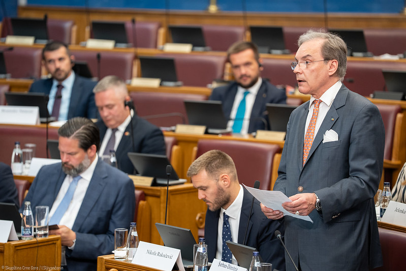 Europarlamentarul Șerban Dimitrie Sturdza vorbind în cadrul unui eveniment la Podgorița