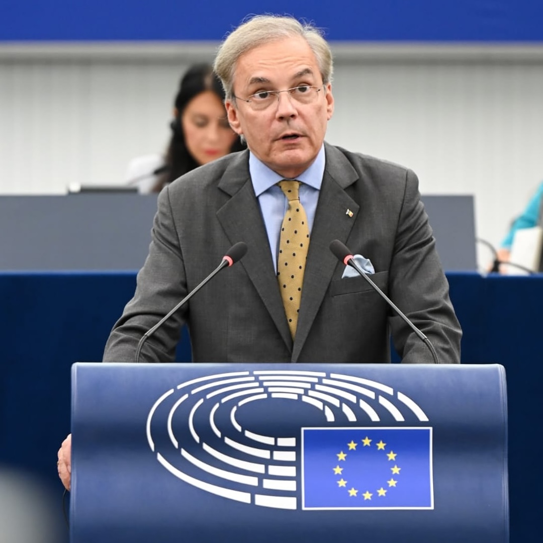 Șerban Dimitrie Sturdza susținând un discurs în plenul Parlamentului European.