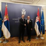 Șerban Dimitrie Sturdza și Marco Đurić dau mâna în fața steagurilor Serbiei și UE la Ministerul Afacerilor Externe din Belgrad.
