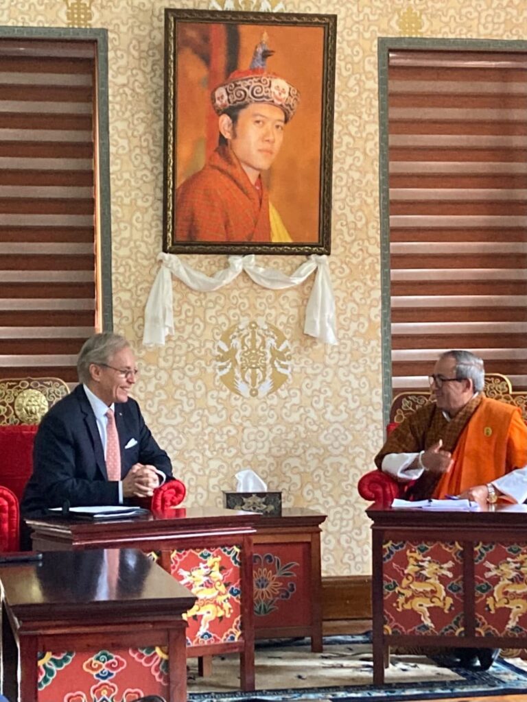 Șerban Dimitrie Sturdza în discuție cu un oficial bhutanez la Reuniunea Interparlamentară UE-Bhutan