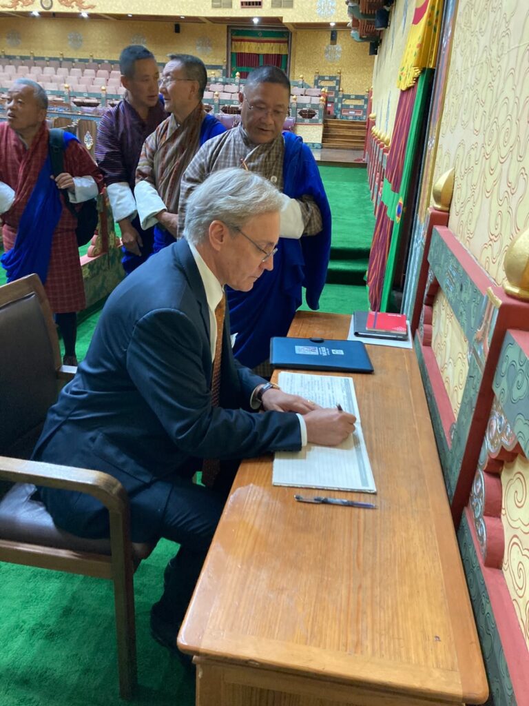 Șerban Dimitrie Sturdza semnează registrul de onoare la Reuniunea Interparlamentară UE-Bhutan